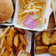 Ambalajul Perfect: De Ce Cutiile de Carton pentru Burger și Cartofi sunt Esențiale pentru Afacerea Ta de Tip Fast-Food