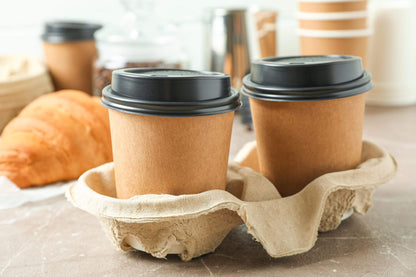 Pahare din carton kraft cu capace negre si suporturi de cafea din cofraje